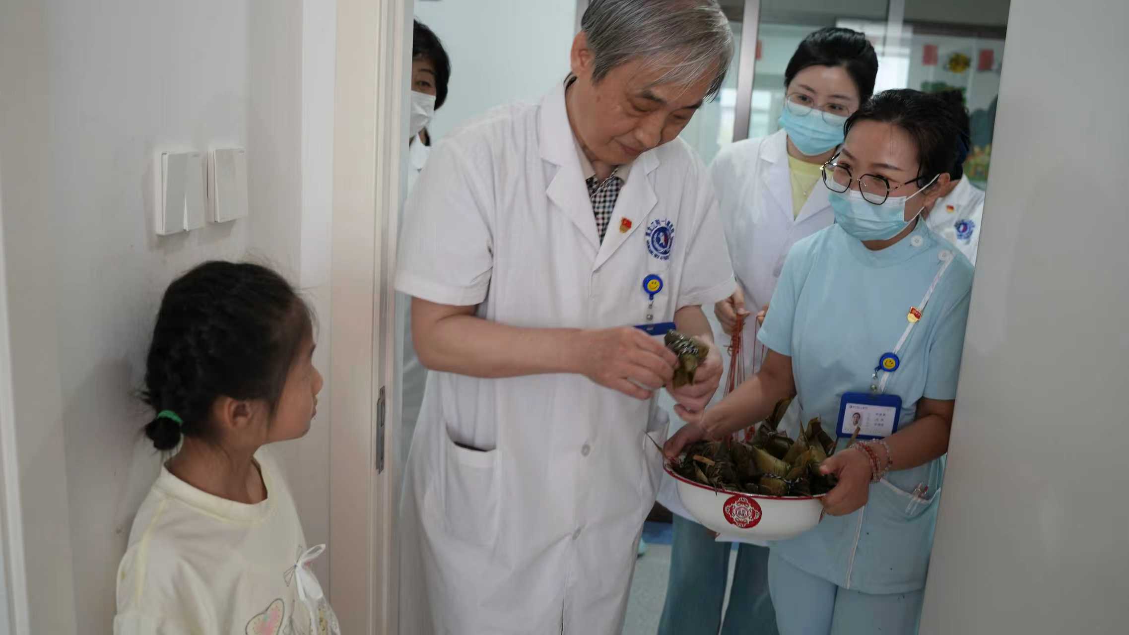 小孩抽动症怎么治疗？哈尔滨中童儿童医院详解：分阶段干预才是正确的做法！