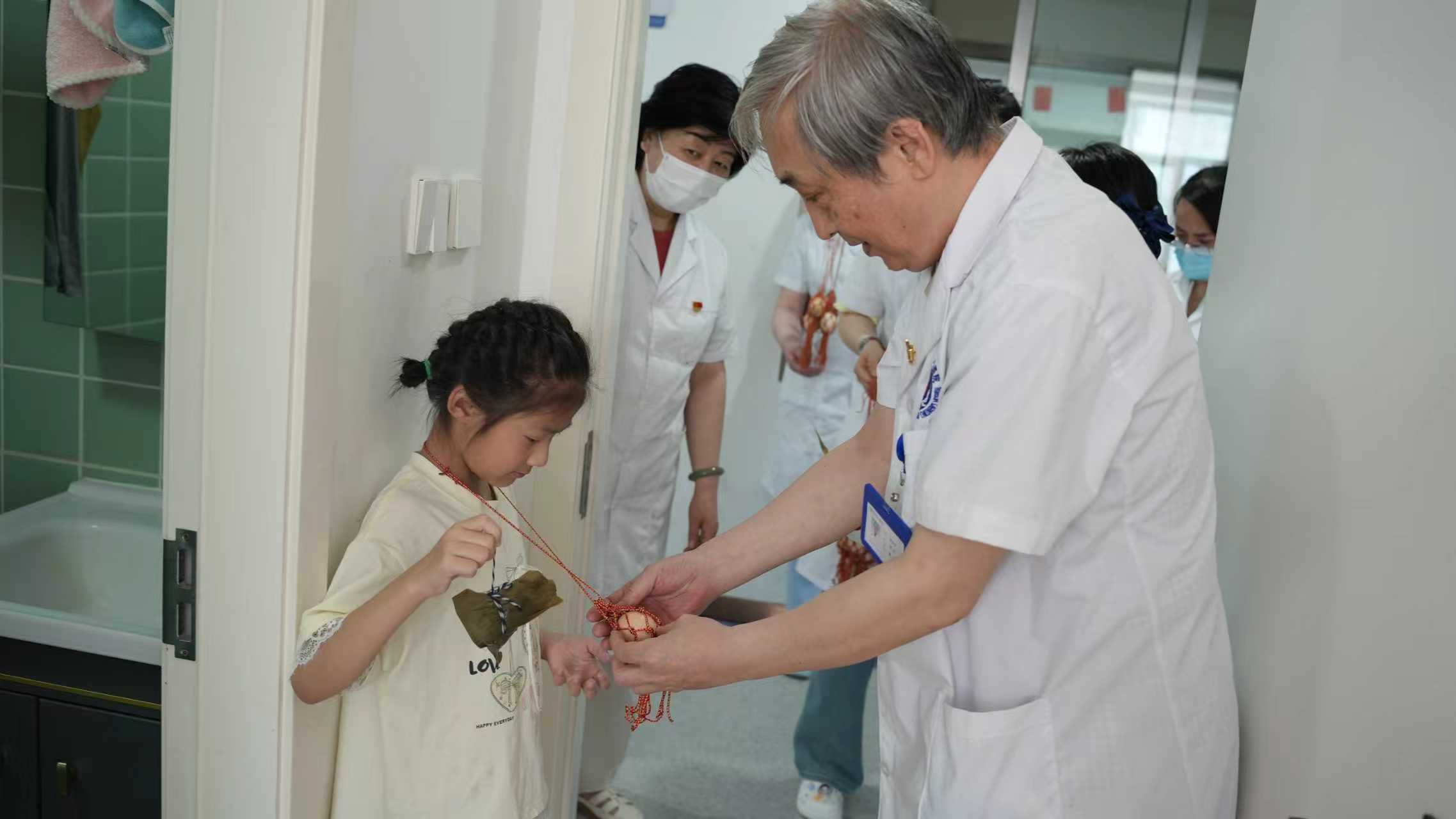 哈尔滨中童儿童医院孩子不理人不说话是自闭症吗？特色专科专注儿童康复!